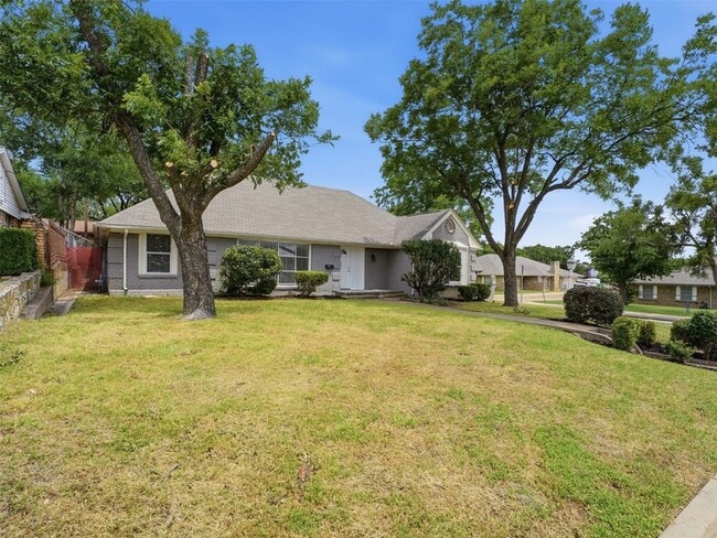Photo - 2121 Canton Dr