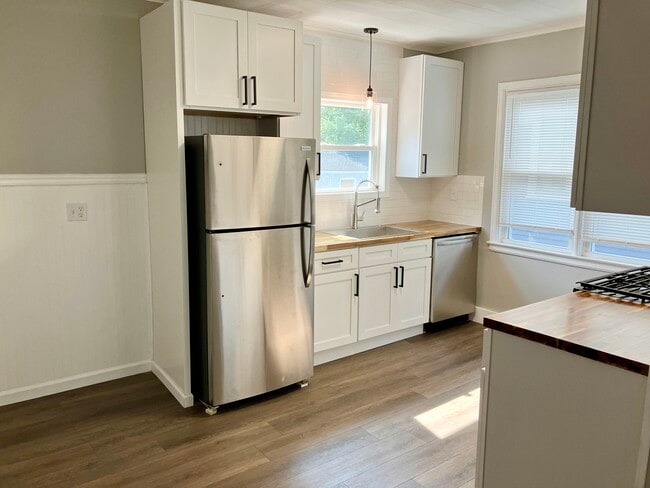 Building Photo - 109 Unger Ave Unit Upper