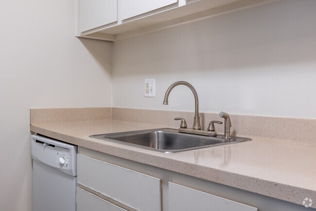 1BR, 1BA - 764SF - Kitchen - Waters Edge Estates
