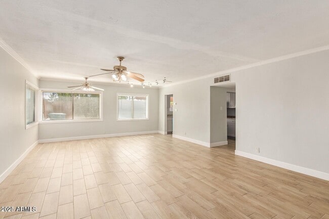 Photo - 547 E Belmont Ave