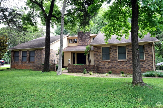 Building Photo - 1726 Wiltshire Dr Rental