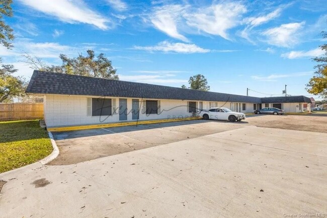 Cozy & Affordable 1-Bedroom Apartment – Al... - Cozy & Affordable 1-Bedroom Apartment – Al... Unit 419 Clarence St. #3