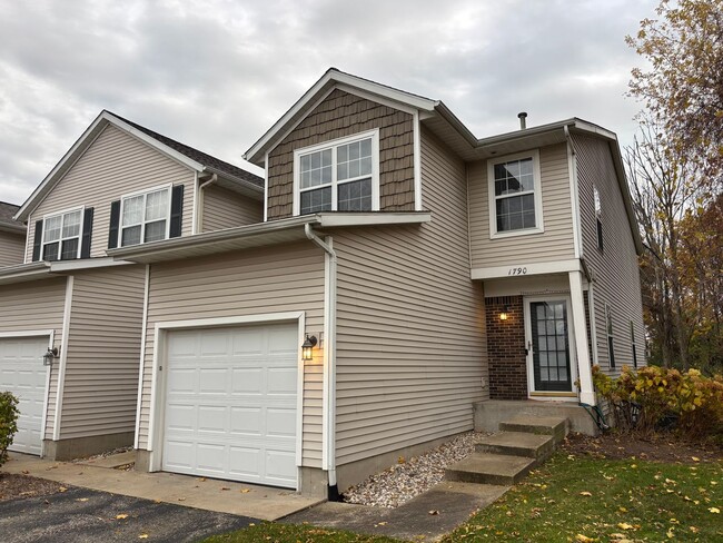 Building Photo - Grand Ridge condo available now. Forest H...