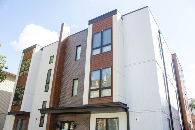 1009 W Stoughton
