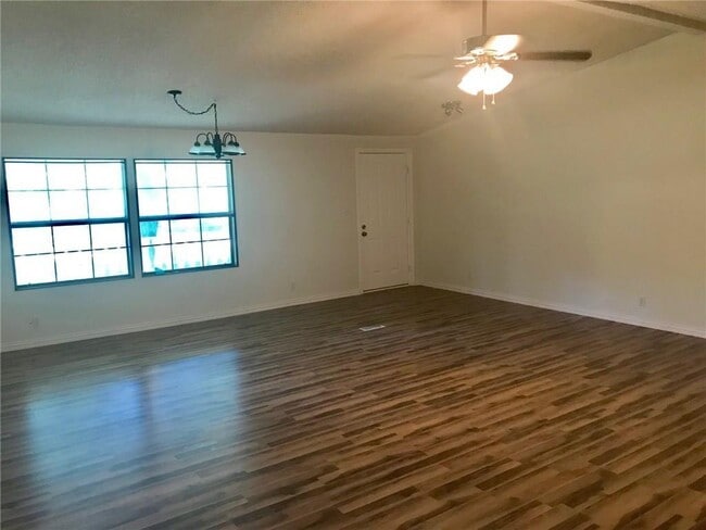 Photo - 216 Travis Ln