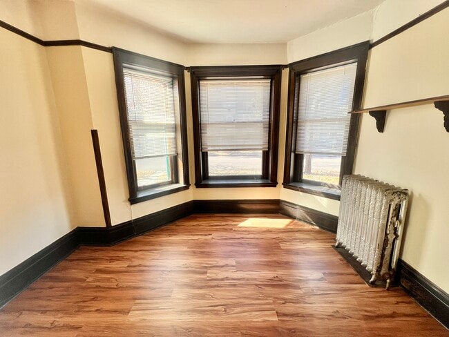 Disfrute de la luz natural en este espacio acogedor, perfecto para una vida acogedora. - Cross Apartments