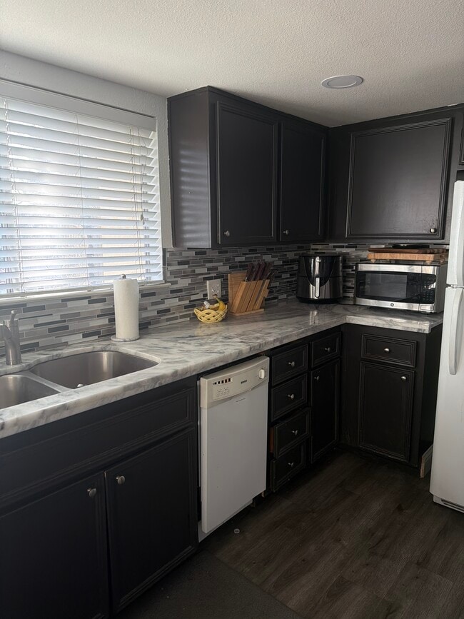 Building Photo - 3701 Colonial Dr Unit 228