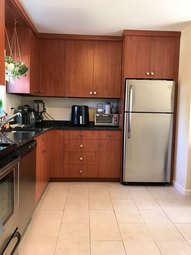 Lots of cabinets - 1014 N Division St Unit 2