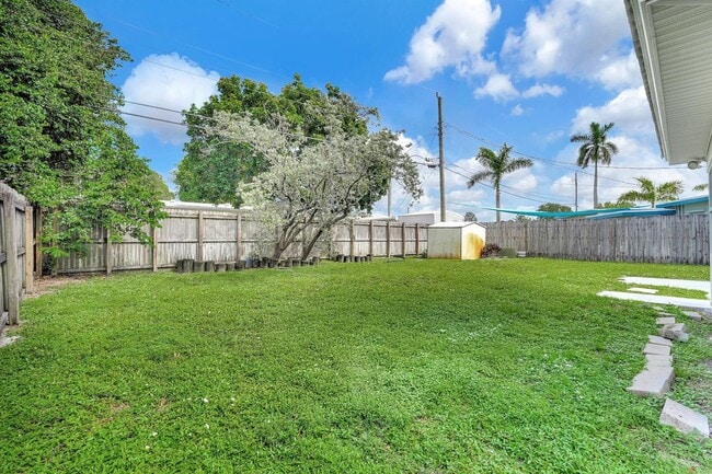 Photo - 261 NE 45th St