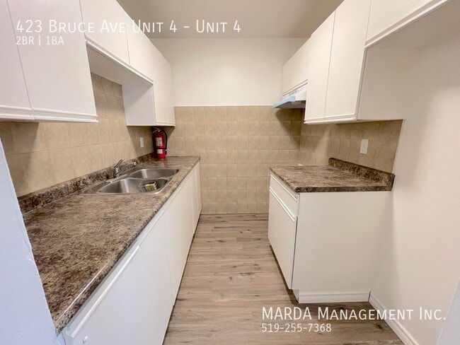Photo - RENOVATED 2 BED/1 BATH APT- DOWNTOWN PLUS HYDRO! Unité 4