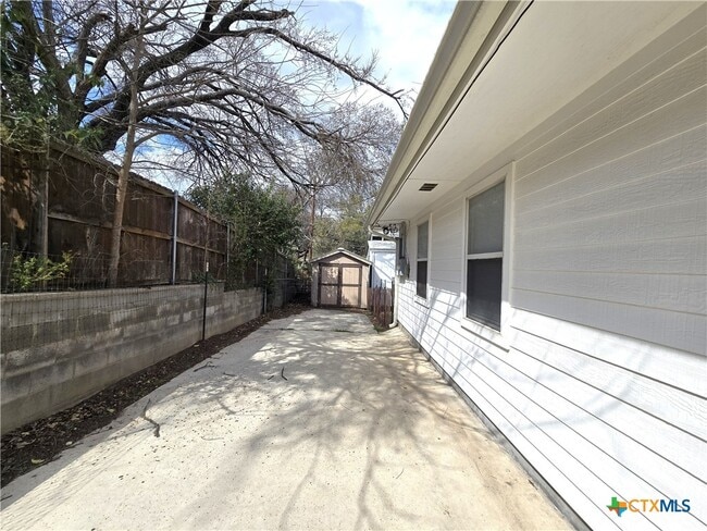 Photo - 1401 W Ave B