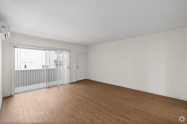 1BR, 1BA - 782SF - Living Room