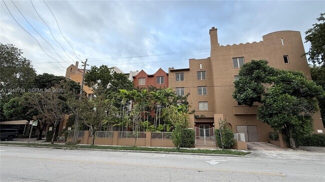 Building Photo - 2630 SW 28th St Unit 3