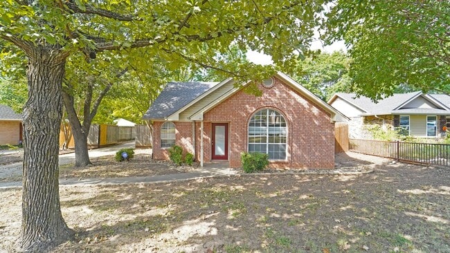 Photo - For Lease! Nice Brick Home in Weatherford - Great Location with EASY Access to I-20 For Commuters.