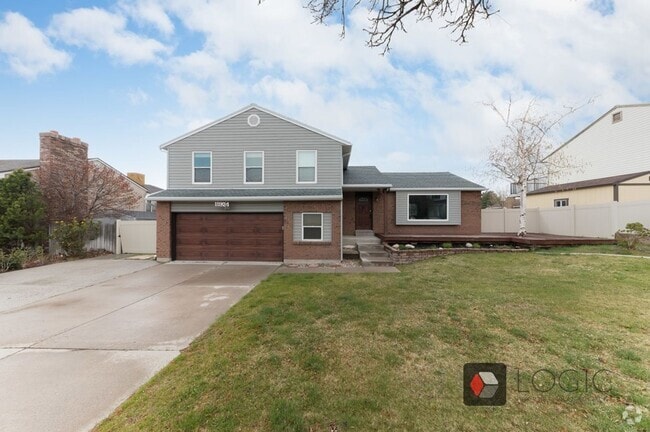 Building Photo - Stunning Home In Excellent Sandy Location!