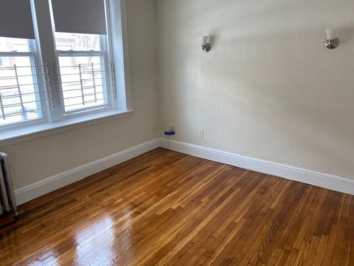 Photo - NO FEE! Grad Friendly Apt w Ht/HW Inc! N...