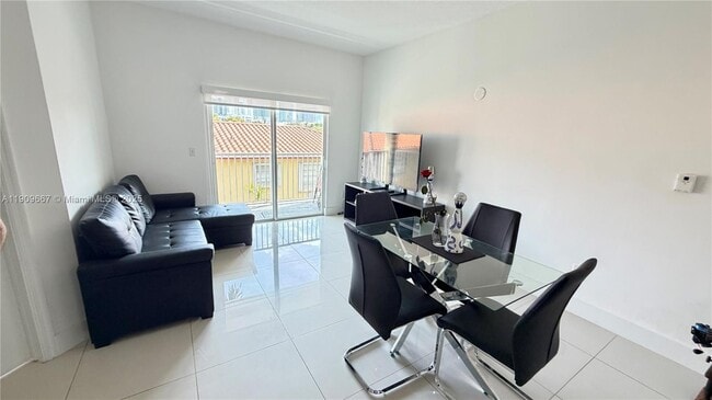 Building Photo - 695 SW 11th St Unit 302