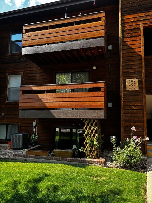 Building Photo - Spacious Green Mountain One Bedroom w/Pool... Rental