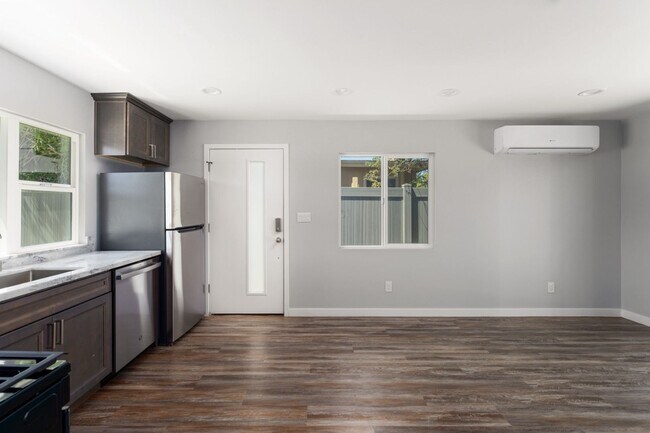 Photo - Luxurious 1-Bedroom Apartment with Private Yard in the Heart of Carlsbad / ALL UTILITIES INCLUDED... Unidad 5124 Los Robles Dr.