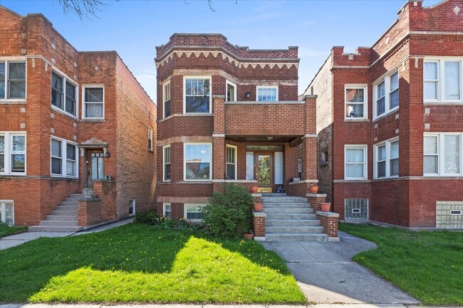 Building Photo - 4226 N Sawyer Ave Unit 1