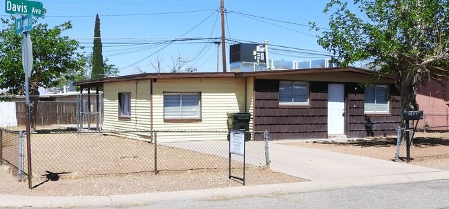 Building Photo - Beautifully Remodeled 3+1 Bungalow with Indoor-Outdoor Living