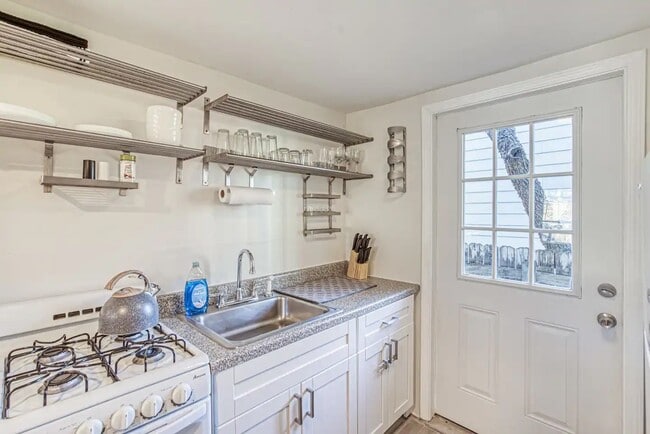 Photo - 208 Lessin Ln