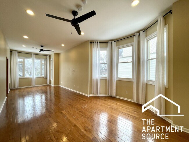 Building Photo - 2028 N Hamlin Ave Unit 2