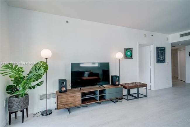 Photo - 500 Brickell Ave Unidad 500 Brickell Ave # 3807