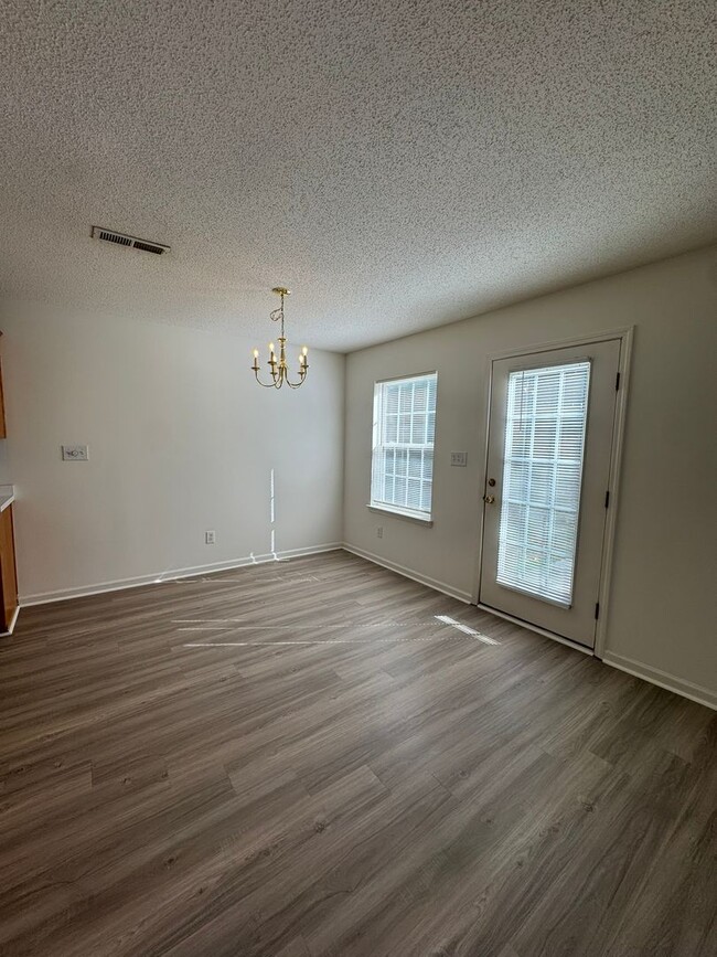 Photo - 147 Springwood Ln