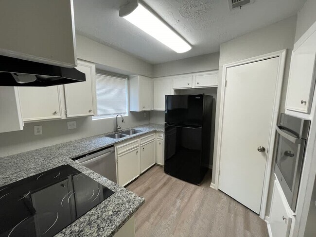 Photo - 16519 Cairngorm Dr