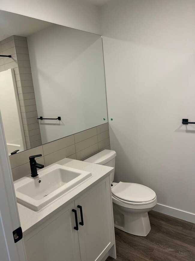 Photo - 350-2350 Livingston Common NE