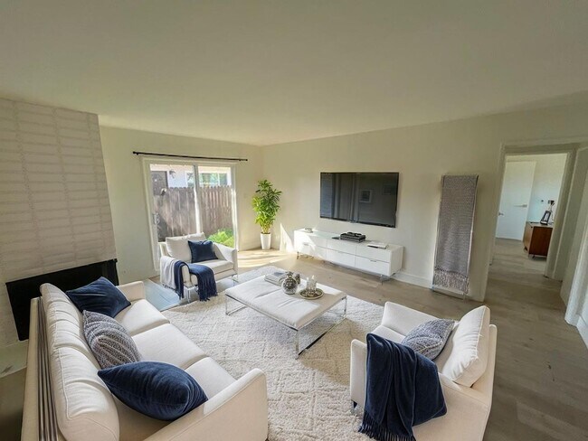 Building Photo - Commonwealth at Fullerton Unit A