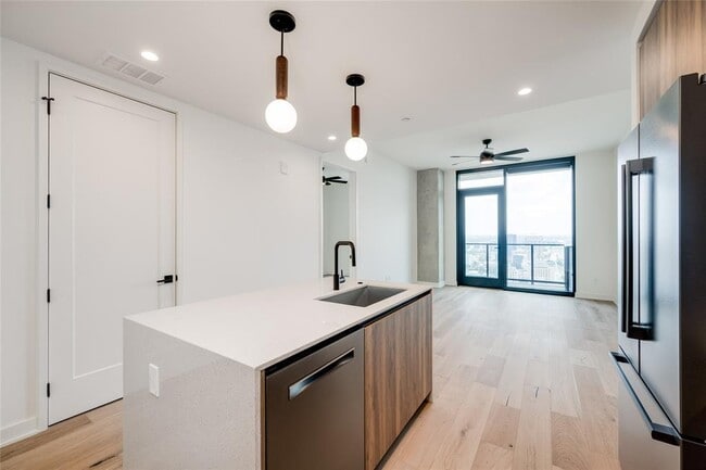 Photo - 84 East Ave Unit 3703