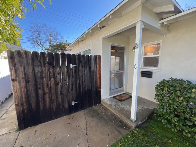 Building Photo - 1706 N Hollywood Way Unit C Rental