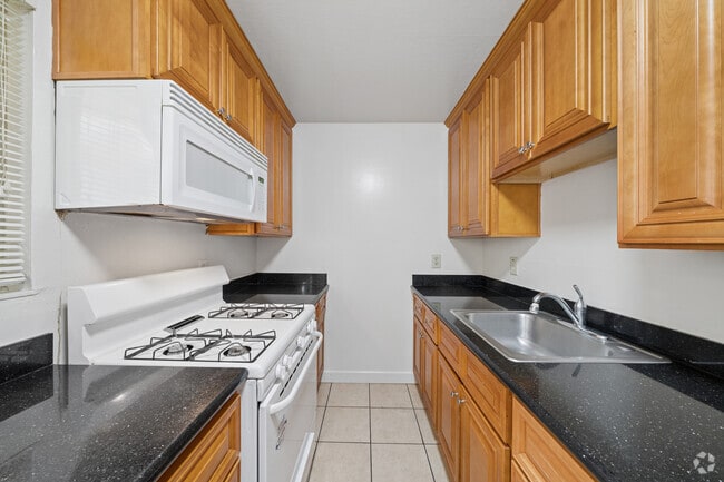 2 habitaciones, 1 baño - 682 pies cuadrados - Cocina - 2025 Francisco St.