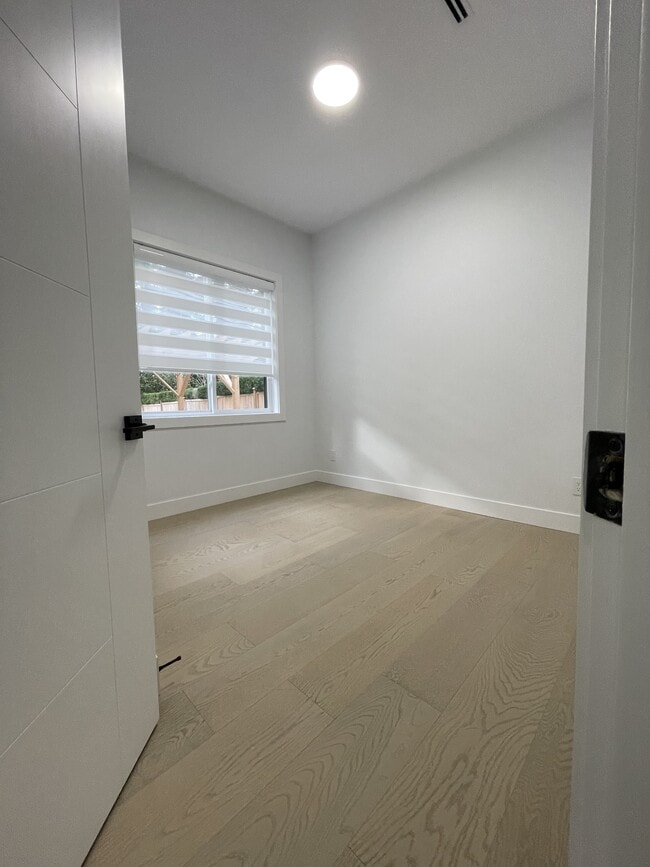 Photo - 1611-1134 134 St Unit BSMT