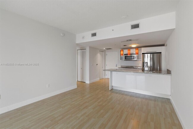 Photo - 185 SW 7th St Unidad 3410 Rental