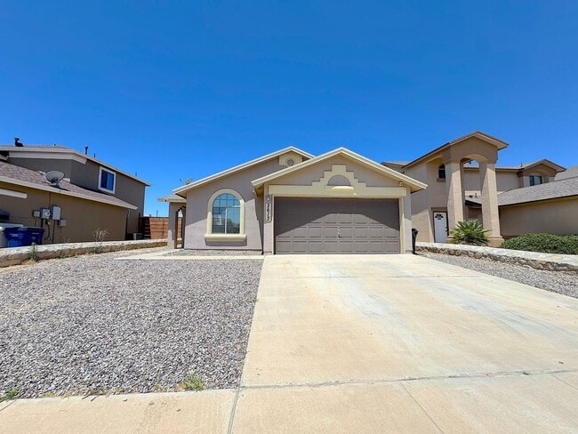 Building Photo - East El Paso 3bed/2bath Refrig A/C & Synthetic Lawn!