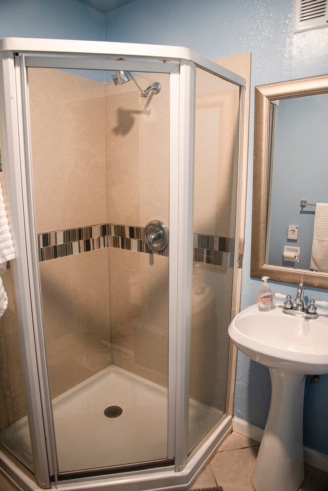 baño completo - 4766 Geranium Pl