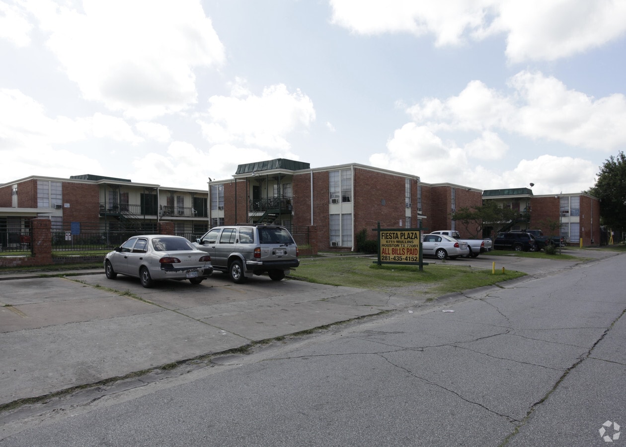 Fiesta Plaza Apartments - Fiesta Plaza Apartments