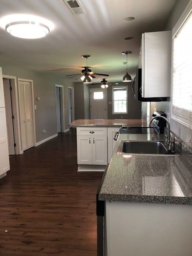 Photo - MOVE IN SPECIALS!! 3 Bedroom / 2 Bath Home on Lamont