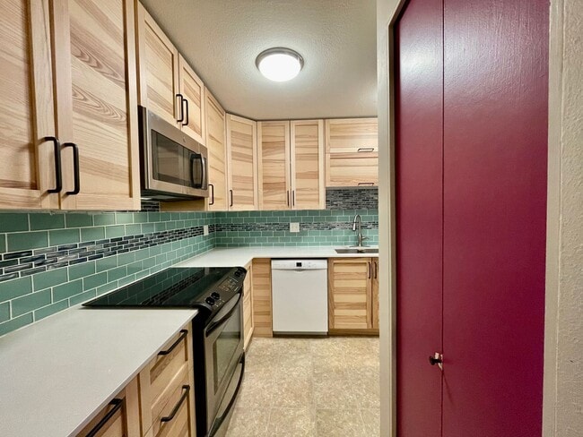 Photo - S. PDX 2Bed 2Bath ~ Condo~Near OHSU w/ 2 Reserved parking spots & Washer & Dryer!