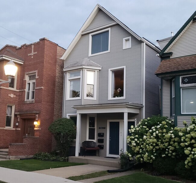 Building Photo - 2437 W Ainslie St Unit 1F