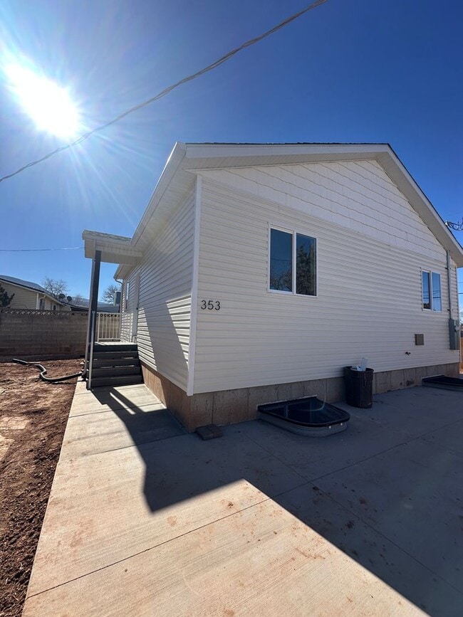 Building Photo - Inviting upstairs unit now available