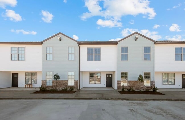 Building Photo - 139 Iberia St