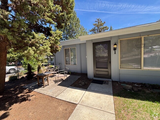 Building Photo - Garden-Style Condo in the Heart of Bend!