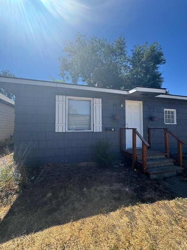 Building Photo - Pet-Friendly 1-Bedroom House