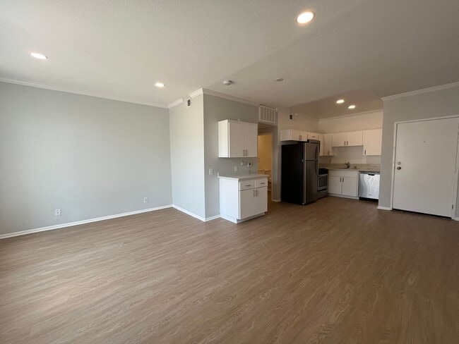 Photo - 14900 Moorpark Street