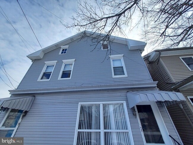 Photo - 213 Lincoln Way W