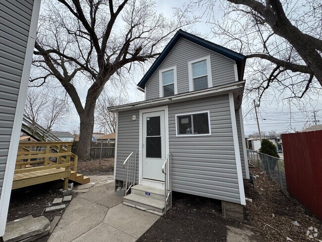 Building Photo - Newly Remodeled 2-Bedroom Home in Moline –...